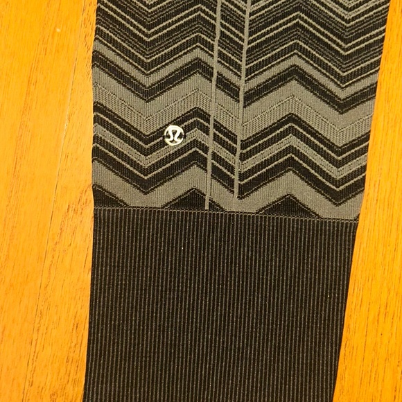 Lululemon Athletica Army Green and Black Chevron Print Leggings Size 8 - Picture 5 of 5